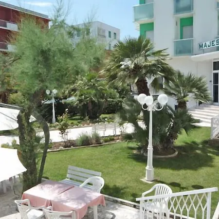 Hotel Majestic Hotell 3*